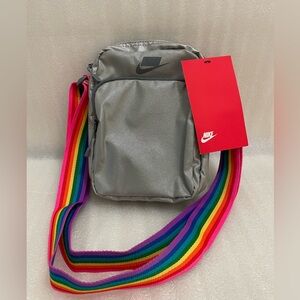 Nike BE TRUE Crossbody Bag Silver/Multi-Color/Cool Grey CJ9056-010